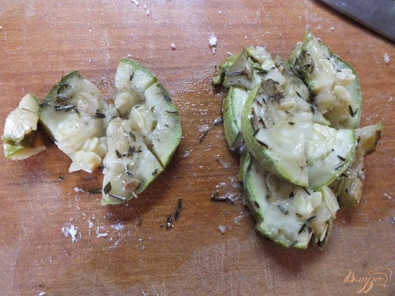 Фото приготовление рецепта: Салат с жаренным кабачком и помидором шаг №1