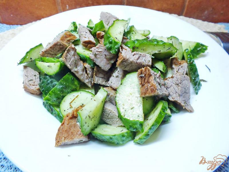 Фото приготовление рецепта: Салат из отварной телятины с огурцом шаг №4