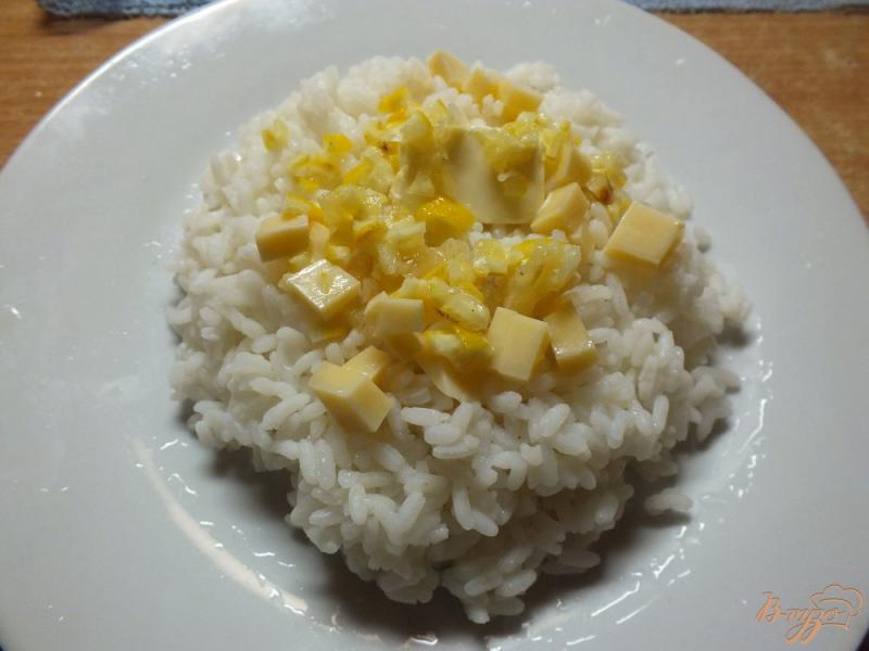 Фото приготовление рецепта: Рис с сыром и лимоном шаг №5