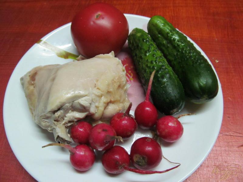 Фото приготовление рецепта: Салат из курицы помидор и редиса шаг №1