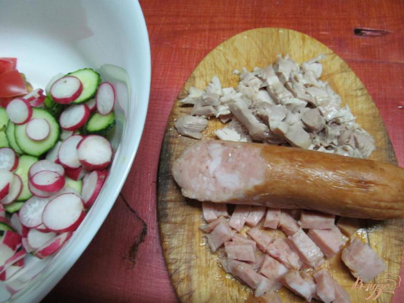 Фото приготовление рецепта: Салат из курицы помидор и редиса шаг №3