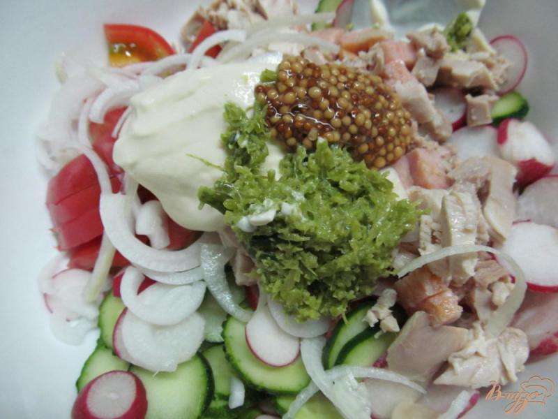 Фото приготовление рецепта: Салат из курицы помидор и редиса шаг №5