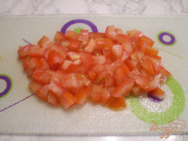 Фото приготовление рецепта: Стрелки чеснока жареные с помидором шаг №5