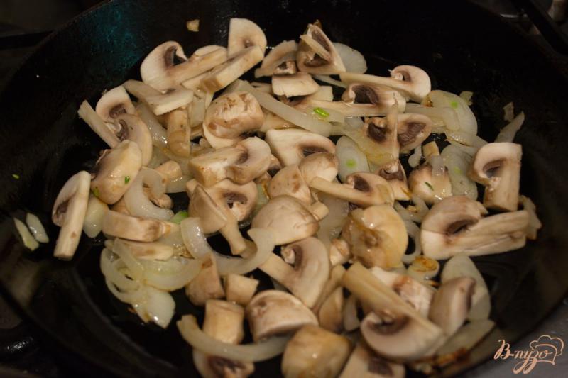 Фото приготовление рецепта: Запеканка из макарон с грибами и сыром шаг №4