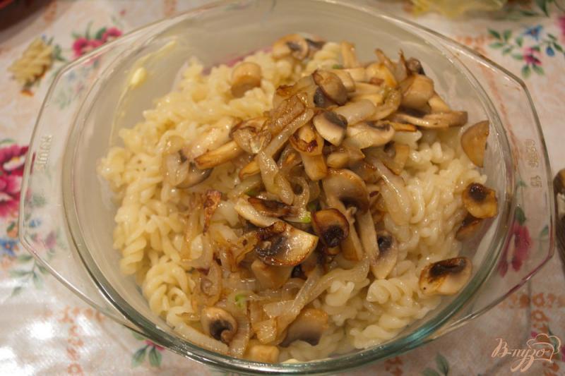 Фото приготовление рецепта: Запеканка из макарон с грибами и сыром шаг №5