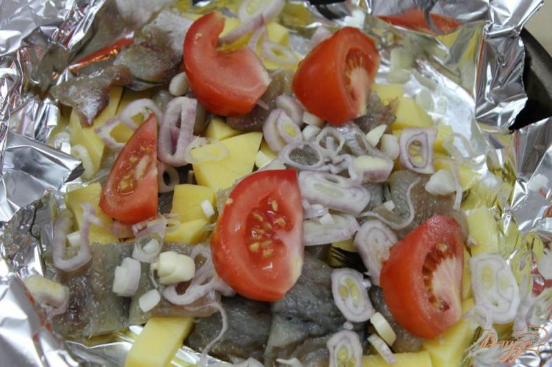 Фото приготовление рецепта: Картофель запеченная с рыбой и овощами шаг №5