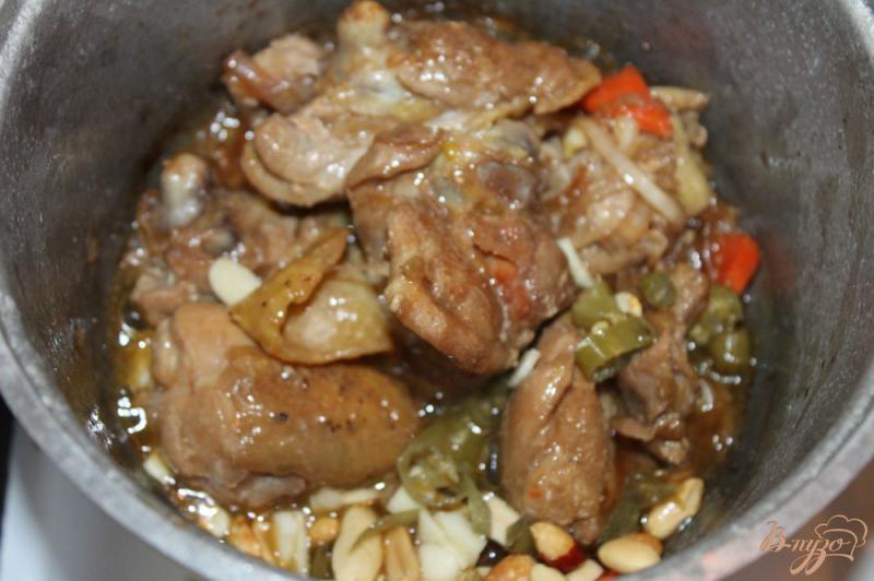 Фото приготовление рецепта: Курица жаренная с перцем чили и арахисом шаг №4