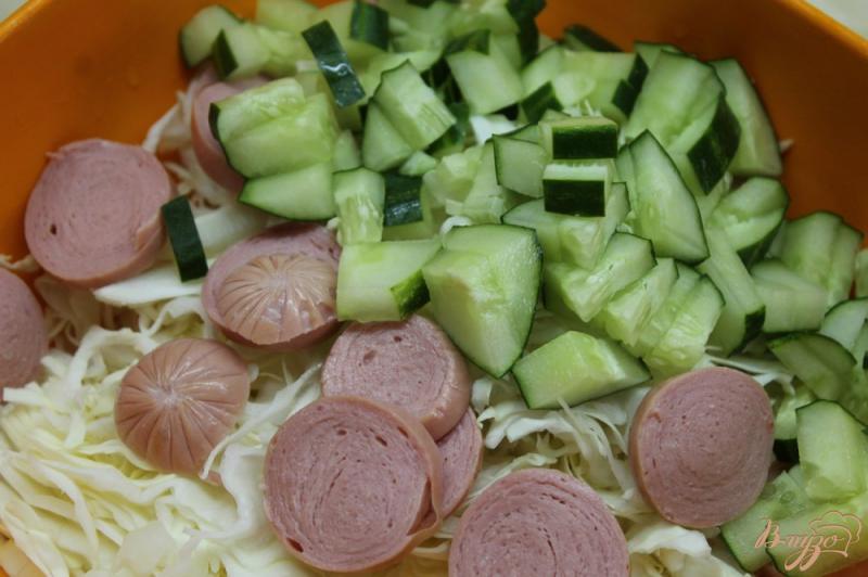 Фото приготовление рецепта: Салат с молодой капусты с добавлением сарделек и овощей шаг №4