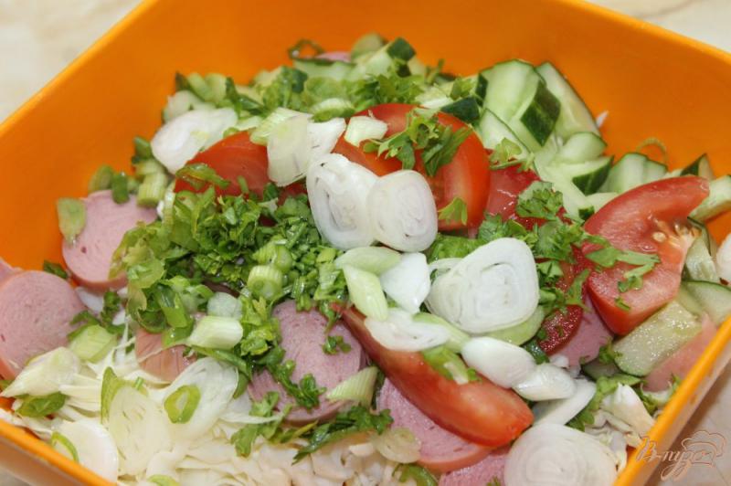 Фото приготовление рецепта: Салат с молодой капусты с добавлением сарделек и овощей шаг №6