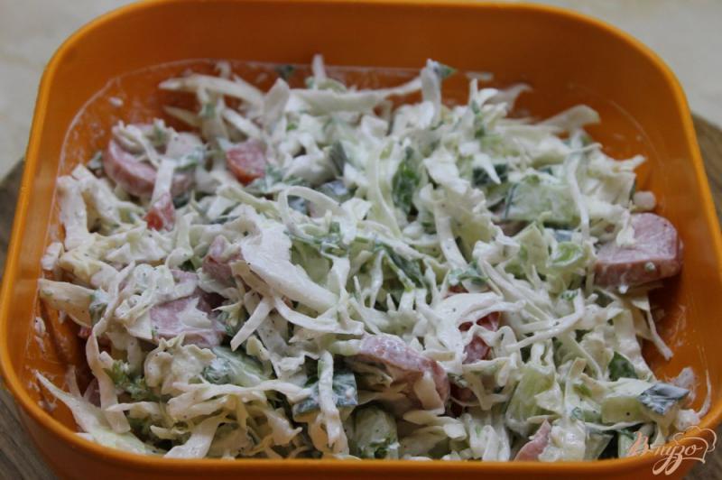 Фото приготовление рецепта: Салат с молодой капусты с добавлением сарделек и овощей шаг №7