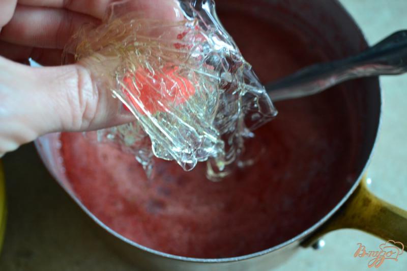 Фото приготовление рецепта: Сливочно-клубничный торт с зеркальной глазурью шаг №7