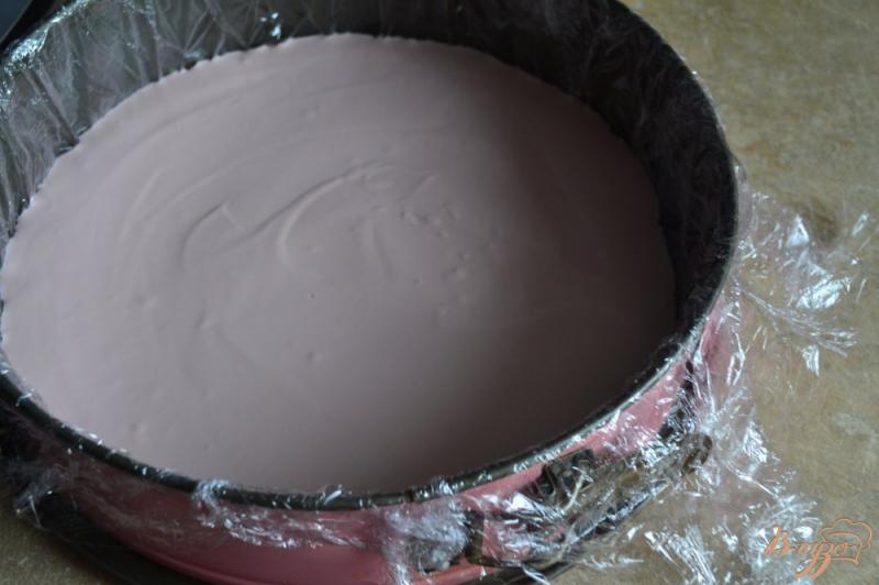 Фото приготовление рецепта: Сливочно-клубничный торт с зеркальной глазурью шаг №12