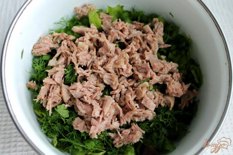Фото приготовление рецепта: Салат с мясом, зеленью и яйцом шаг №3