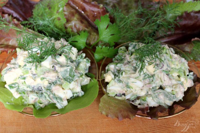 Фото приготовление рецепта: Салат с мясом, зеленью и яйцом шаг №6
