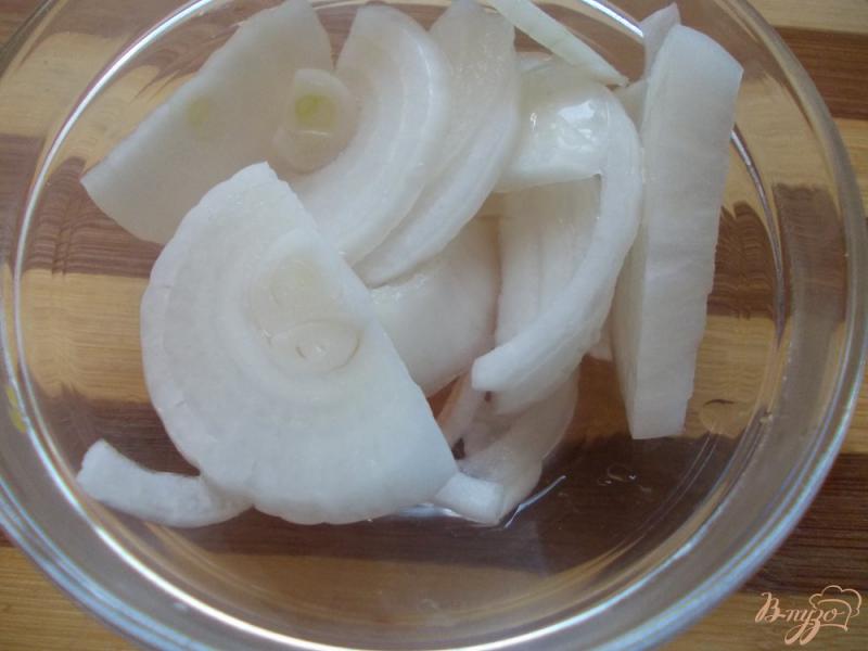 Фото приготовление рецепта: Салат с омлетом, салями и красной фасолью шаг №2