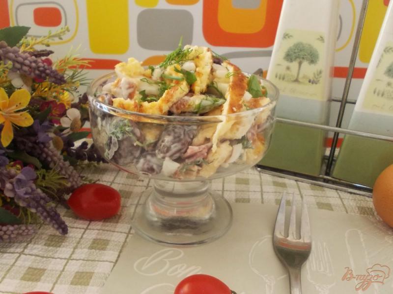 Фото приготовление рецепта: Салат с омлетом, салями и красной фасолью шаг №8