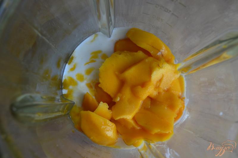 Фото приготовление рецепта: Смузи с манго, черешней и овсом шаг №1