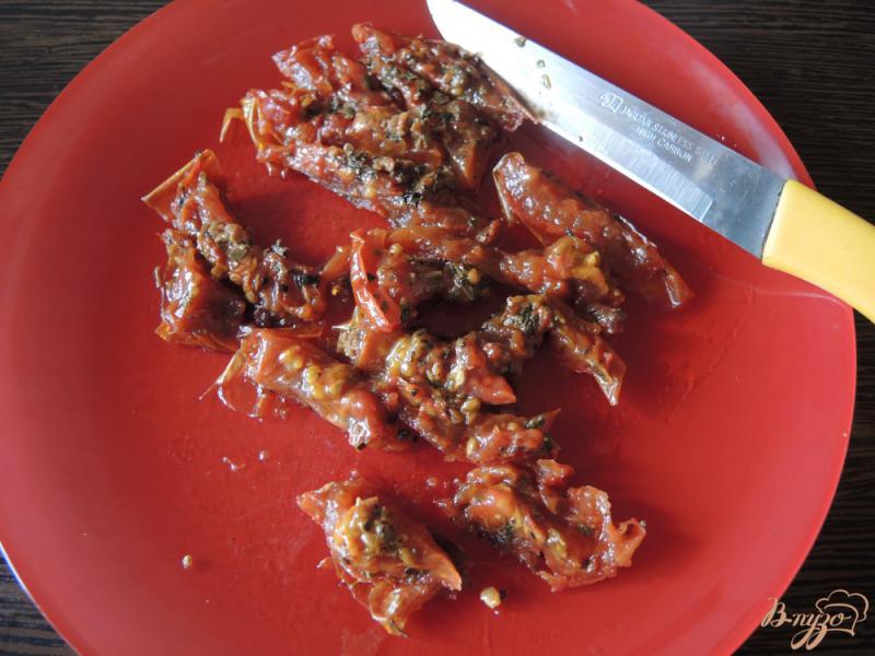 Фото приготовление рецепта: Итальянский салат с вялеными помидорами шаг №7