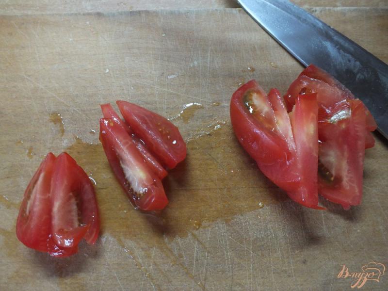 Фото приготовление рецепта: Мясной салат с твердым сыром и помидорами шаг №2