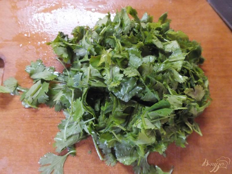 Фото приготовление рецепта: Мясной салат с твердым сыром и помидорами шаг №4