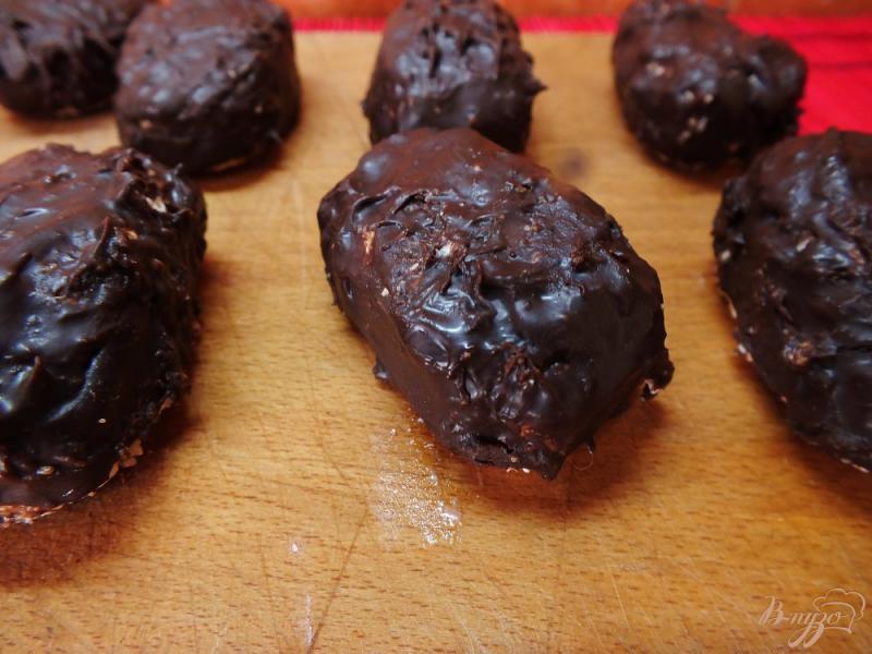 Фото приготовление рецепта: Классические шоколадные сырки с шоколадом шаг №7