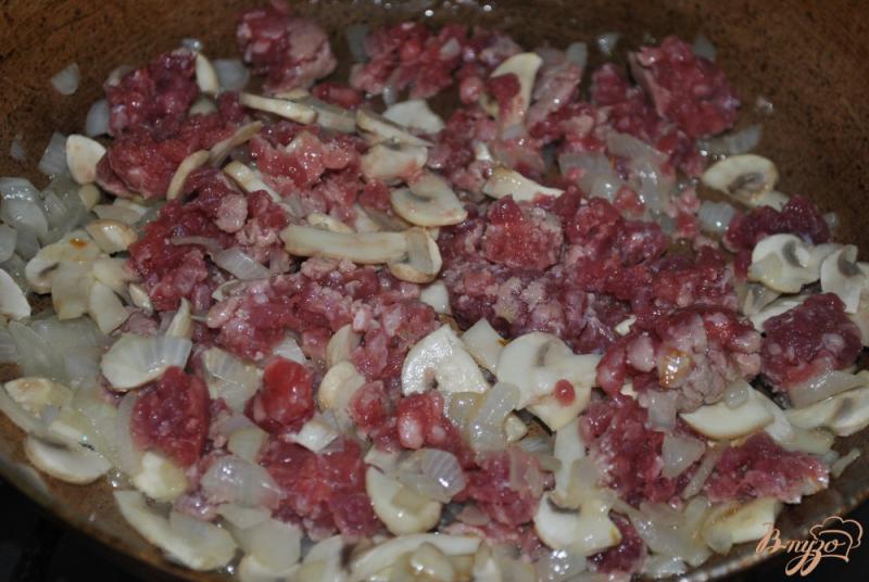 Фото приготовление рецепта: Бурито с мясом и грибами шаг №6