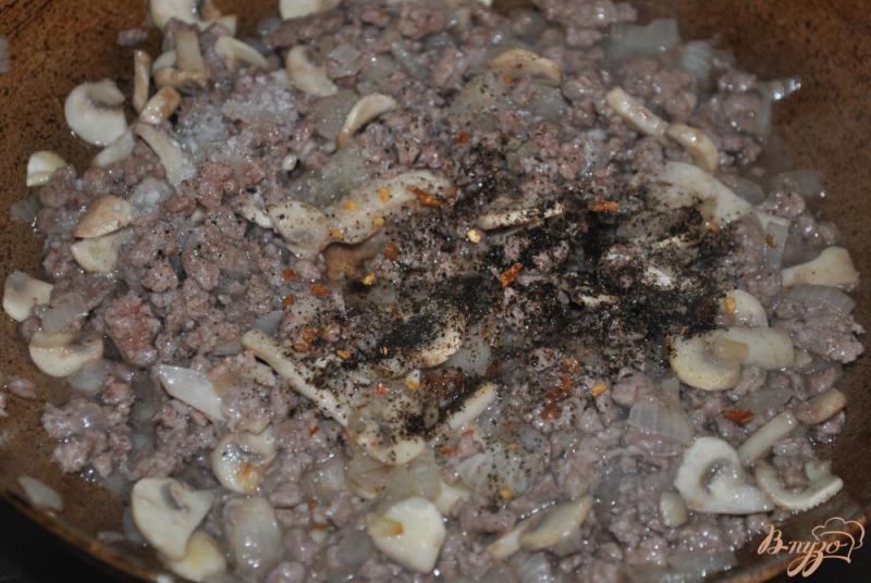 Фото приготовление рецепта: Бурито с мясом и грибами шаг №7