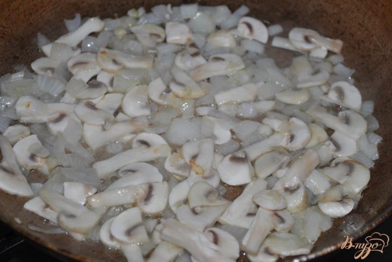 Фото приготовление рецепта: Бурито с мясом и грибами шаг №5