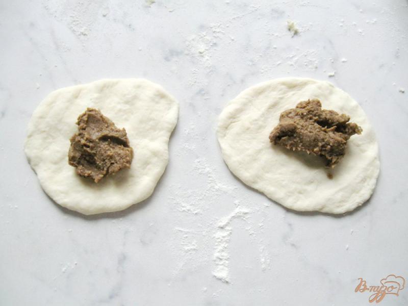 Фото приготовление рецепта: Пирожки с зеленой чечевицей шаг №7