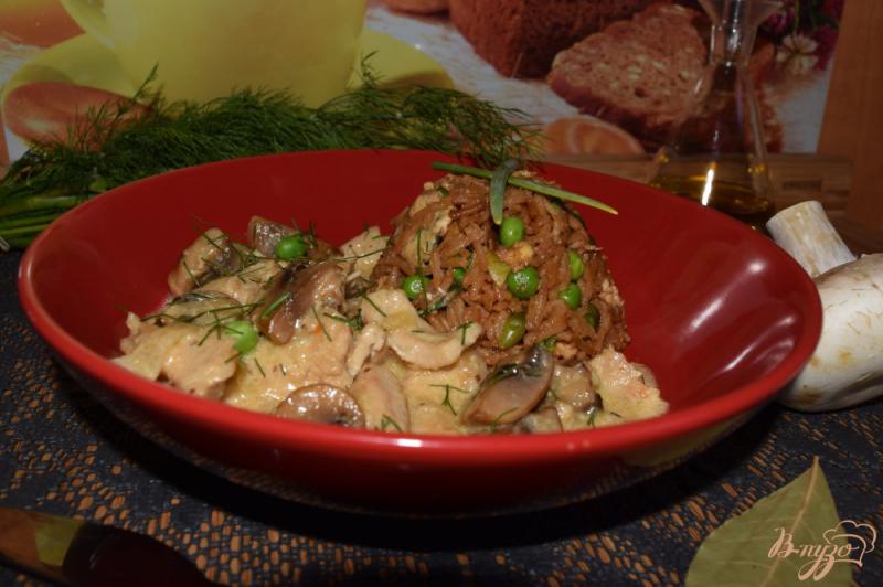 Фото приготовление рецепта: Филе индейки с грибами в сливочном соусе шаг №8