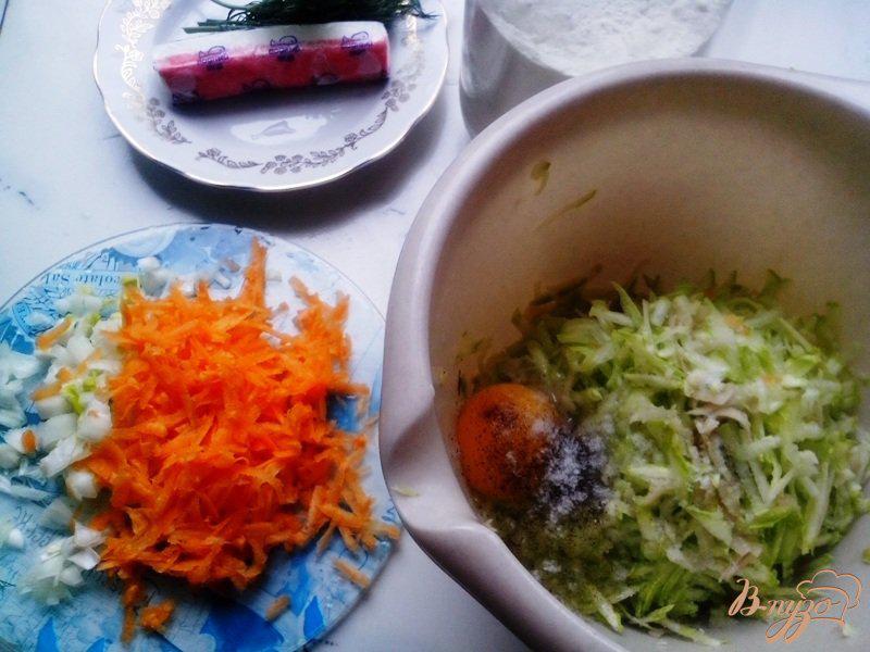 Фото приготовление рецепта: Овощные оладьи с кабачком шаг №2