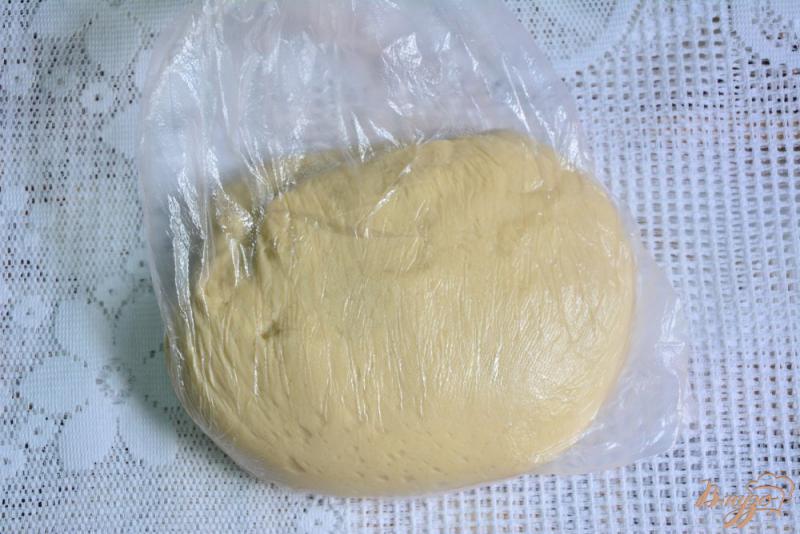 Фото приготовление рецепта: Пирог с клубникой и штрейзелем шаг №3