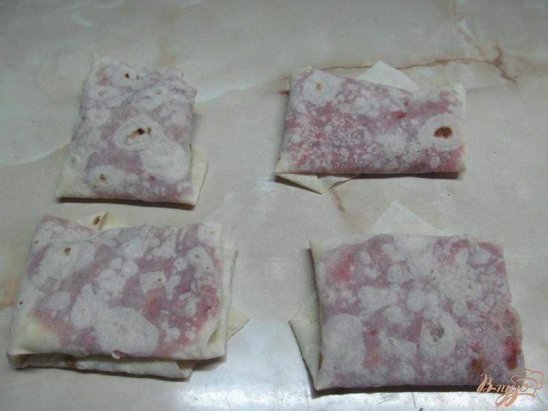 Фото приготовление рецепта: Пирожки с клубникой из лаваша шаг №6