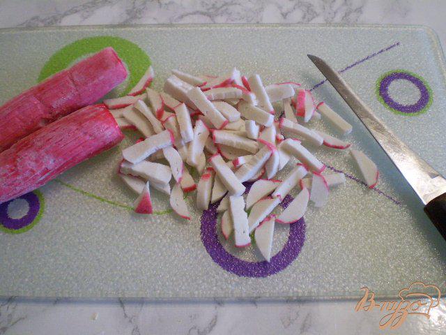 Фото приготовление рецепта: Салат из капусты и крабовых палочек шаг №2