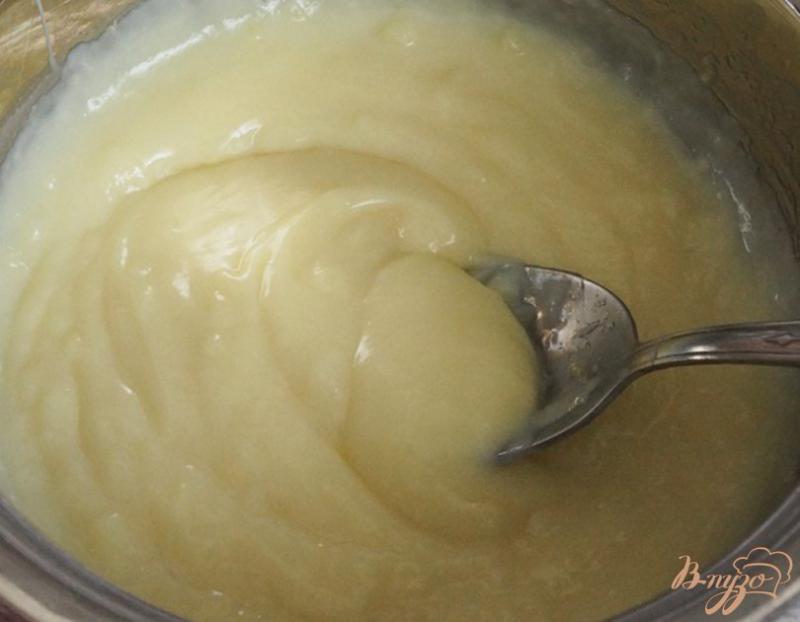 Фото приготовление рецепта: Черемуховые блины с голубикой и молочным соусом шаг №8