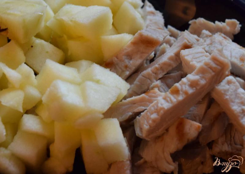 Фото приготовление рецепта: Салат из куриного филе с яблоком шаг №2