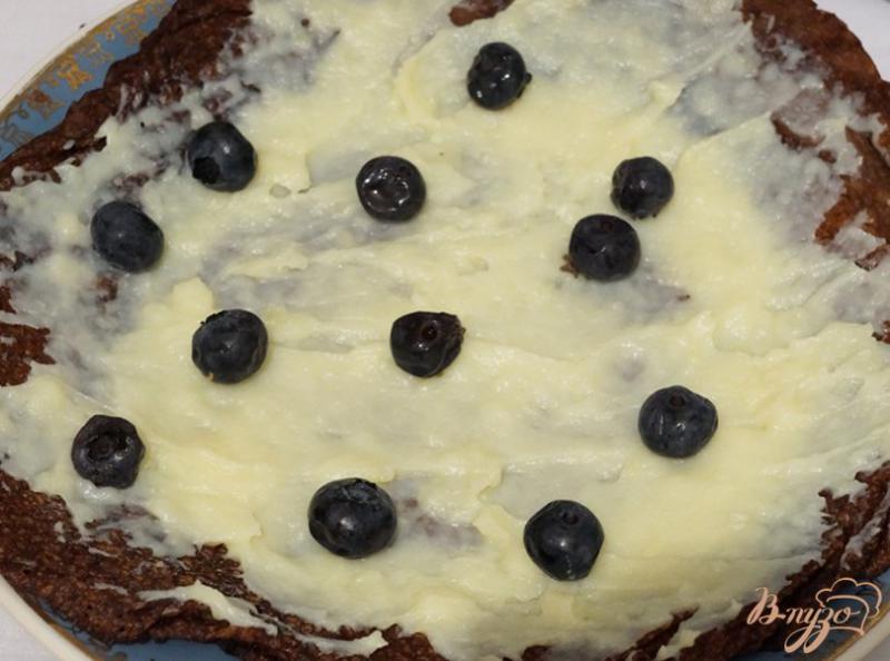 Фото приготовление рецепта: Черемуховые блины с голубикой и молочным соусом шаг №11