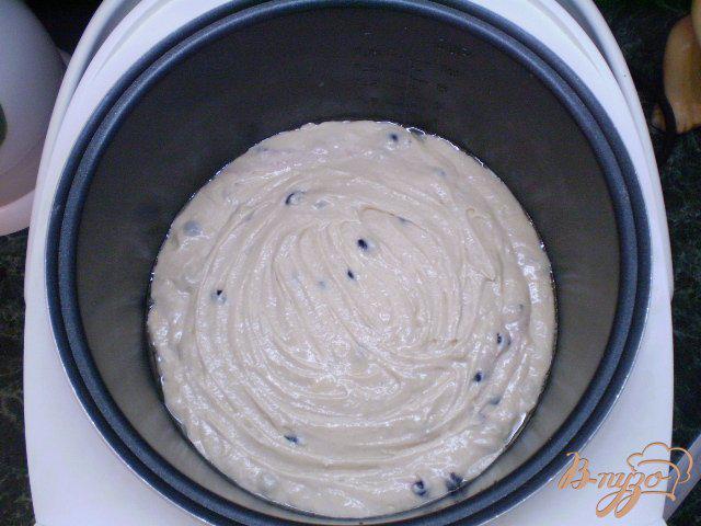Фото приготовление рецепта: Пирог в мультиварке с черной смородиной шаг №7
