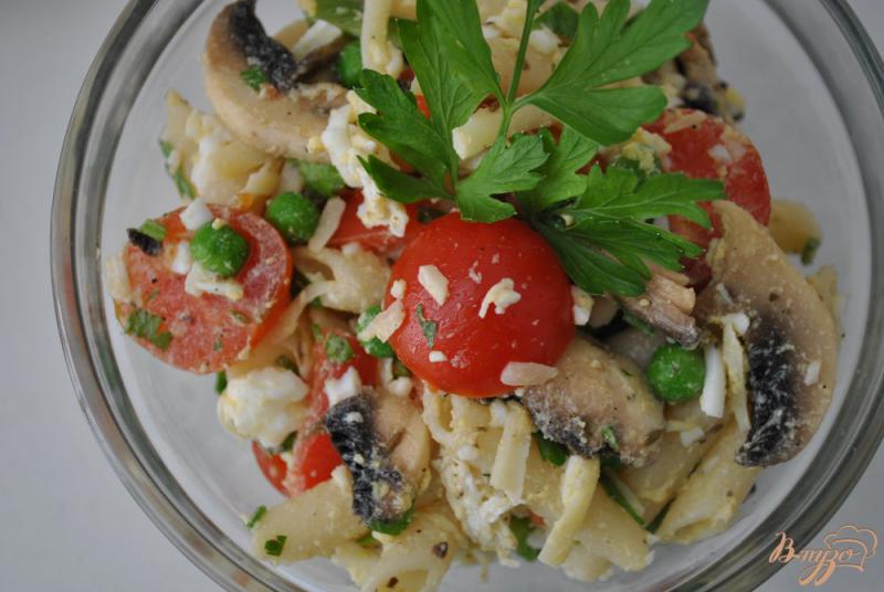Фото приготовление рецепта: Салат с макаронами и сырыми шампиньонами шаг №11