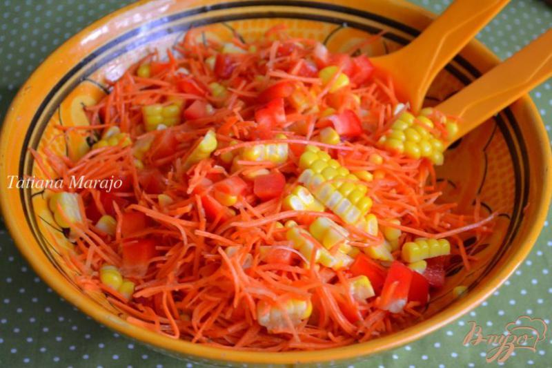 Фото приготовление рецепта: Овощной салат с отварной кукурузой шаг №6