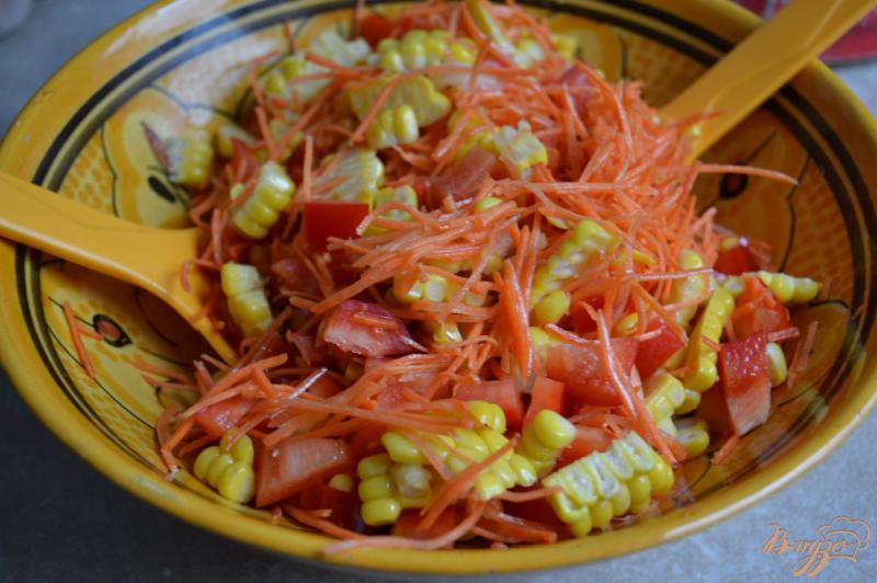 Фото приготовление рецепта: Овощной салат с отварной кукурузой шаг №5