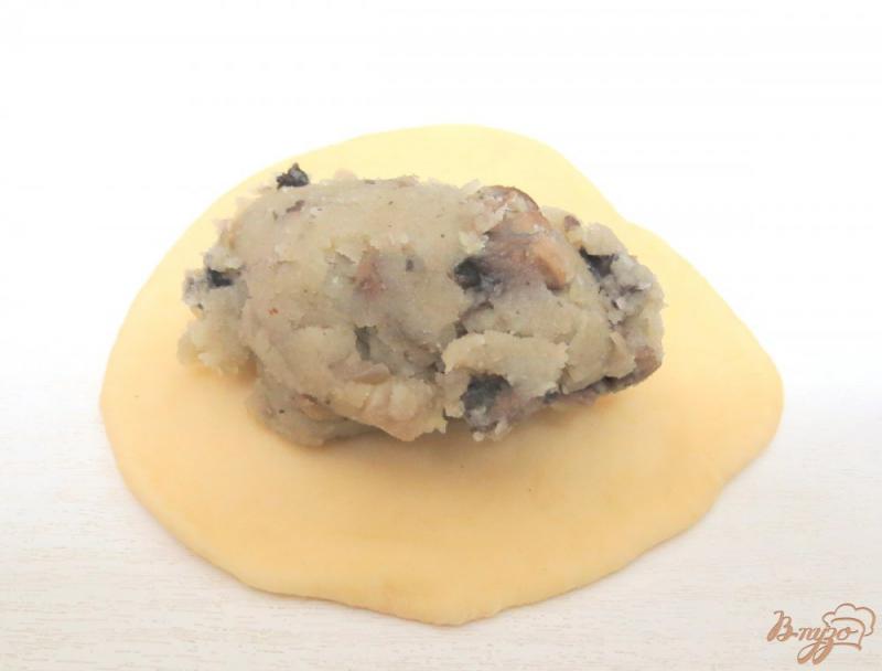 Фото приготовление рецепта: Пирожки с картофелем и шампиньонами. шаг №10