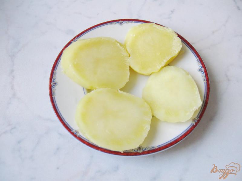 Фото приготовление рецепта: Закуска из картофеля, свеклы и сельди. шаг №9