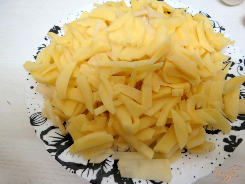 Фото приготовление рецепта: Картофель жареный с шампиньонами шаг №2