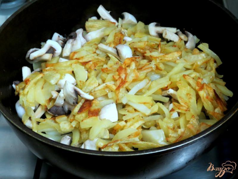 Фото приготовление рецепта: Картофель жареный с шампиньонами шаг №3
