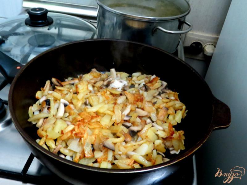 Фото приготовление рецепта: Картофель жареный с шампиньонами шаг №4