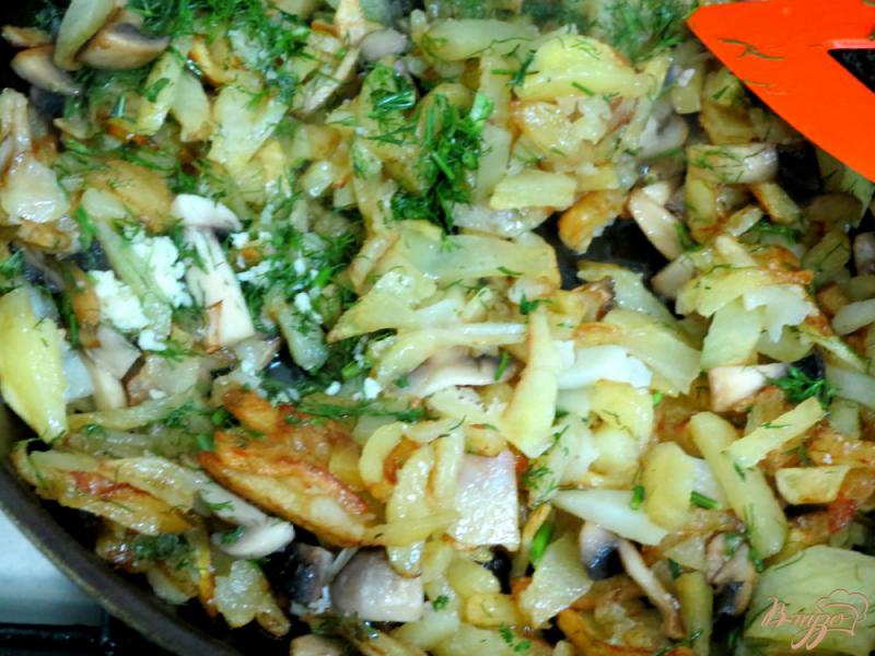 Фото приготовление рецепта: Картофель жареный с шампиньонами шаг №5