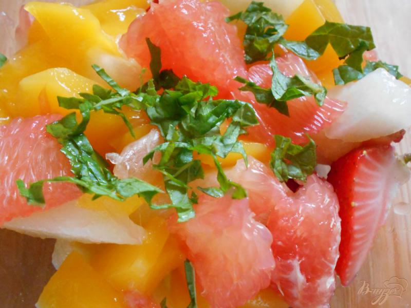 Фото приготовление рецепта: Салат из дыни и манго шаг №5