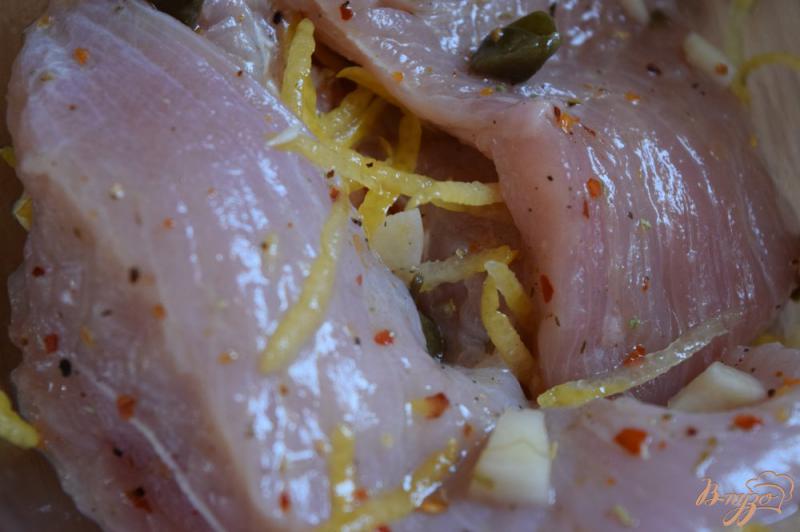 Фото приготовление рецепта: Куриное филе запеченое с лимоном и овощами шаг №4