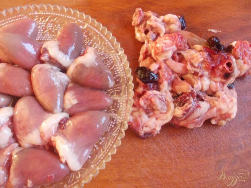 Фото приготовление рецепта: Салат с куриными сердечками, морковью и фасолью шаг №1